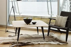 AK 2540 Point Soffbord, Höjd 46 cm, Skiva i Oljad valnöt, Ben i samma trä, Med stålfot