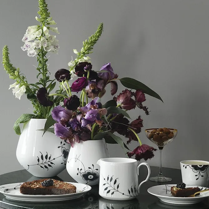 Black Fluted Mega Vase 20,5 cm