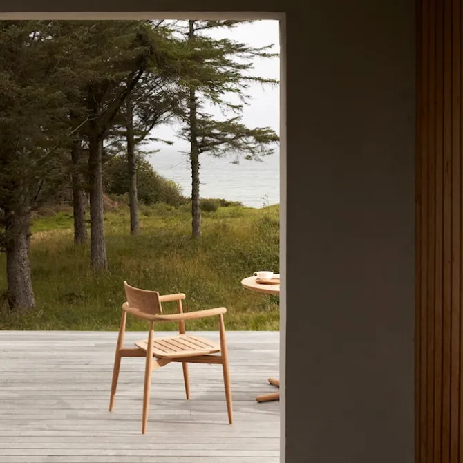 E008 Embrace Outdoor Series Chair, Ubehandlet teak