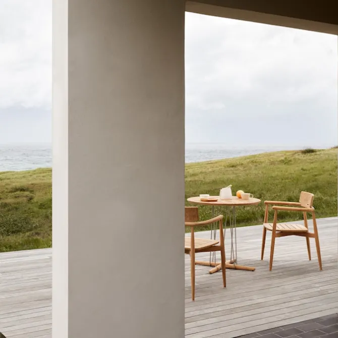 E008 Embrace Outdoor Series Chair, Ubehandlet teak