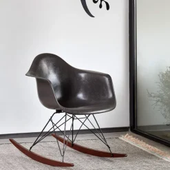 Eames Fiberglass Armchair RAR gyngestol Chrome/Dark Maple