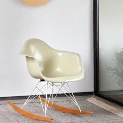Eames Fiberglass Armchair RAR gyngestol Chrome/Golden Maple
