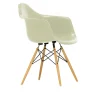 Eames Fiberglass Armchair DAW lenestol Golden Maple