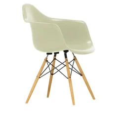 Eames Fiberglass Armchair DAW lenestol Golden Maple