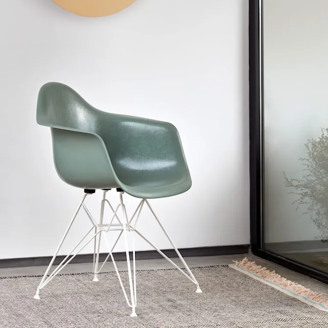 Eames Fiberglass Armchair DAR rammestol White