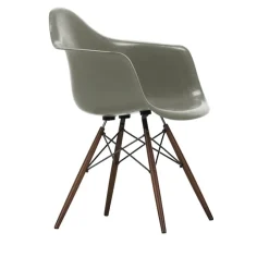 Eames Fiberglass Armchair DAW lenestol Dark Maple