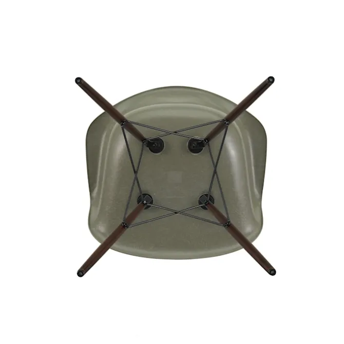 Eames Fiberglass Armchair DAW lenestol Dark Maple