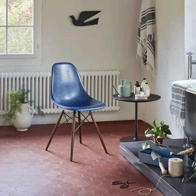 Eames Fiberglass Chair DSW stol Dark Maple