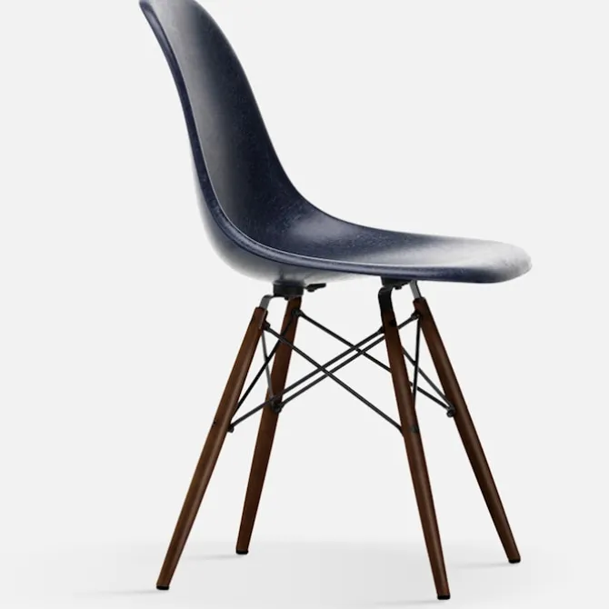 Eames Fiberglass Chair DSW stol Dark Maple