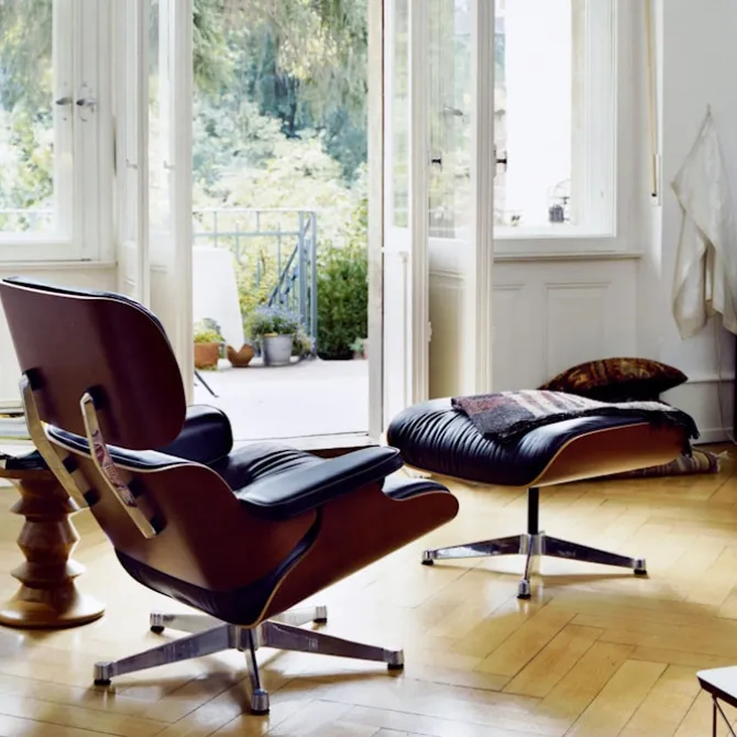 Eames Lounge Chair & Ottoman kirsebærpolert base