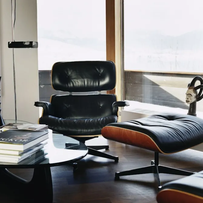 Eames Lounge Chair & Ottoman kirsebærpolert base