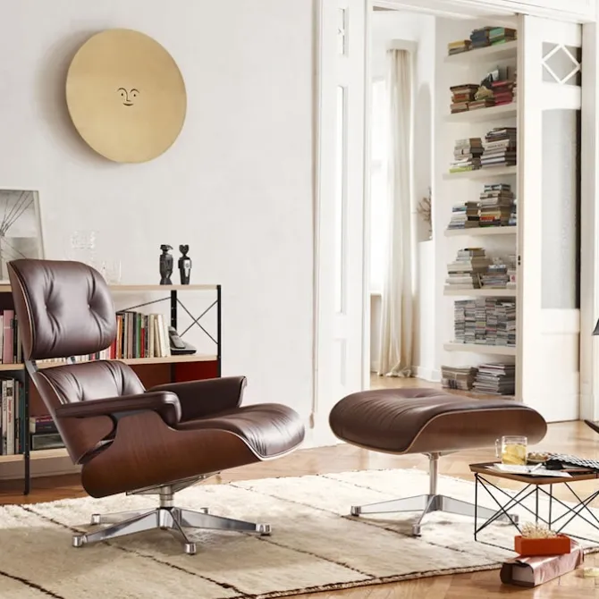 Eames Lounge Chair & Ottoman svartbeiset valnøttsort/polert bunn