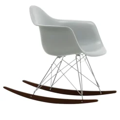 Eames RE Plastic Armchair RAR gyngestol Chrome/Dark Maple