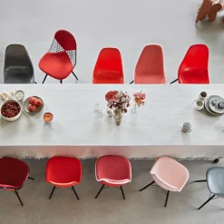 Eames RE Plastic Armchair DAW spisestuestol Black Maple