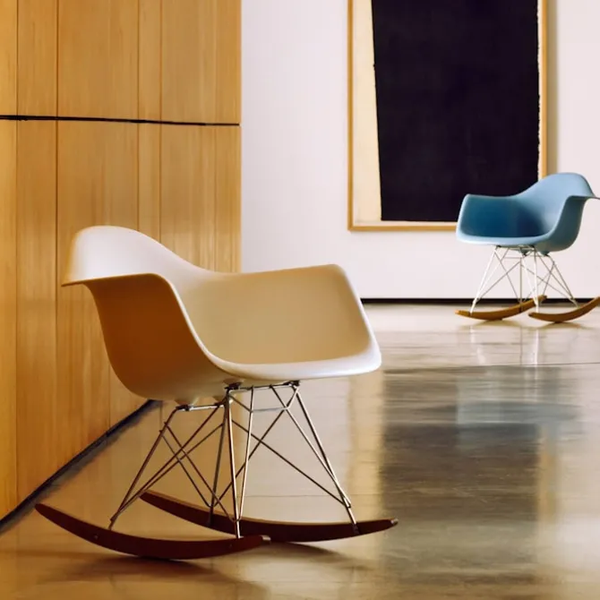 Eames RE Plastic Armchair RAR gyngestol Basic Dark/Dark Maple
