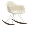Eames RE Plastic Armchair RAR gyngestol White/Dark Maple