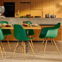 Eames RE Plastic Armchair DAW spisestuestol Dark Maple