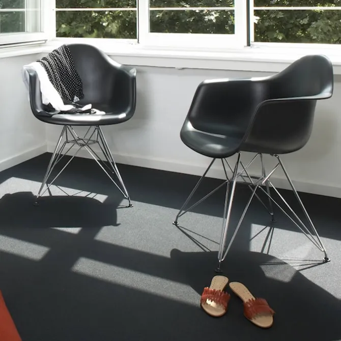 Eames RE Plastic Armchair DAR spisestuestol Chrome