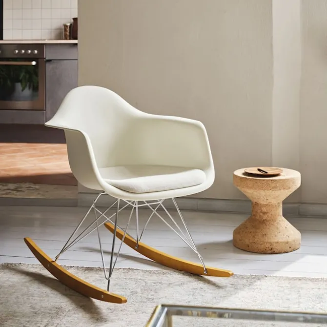 Eames RE Plastic Armchair RAR gyngestol Basic Dark/Golden Maple
