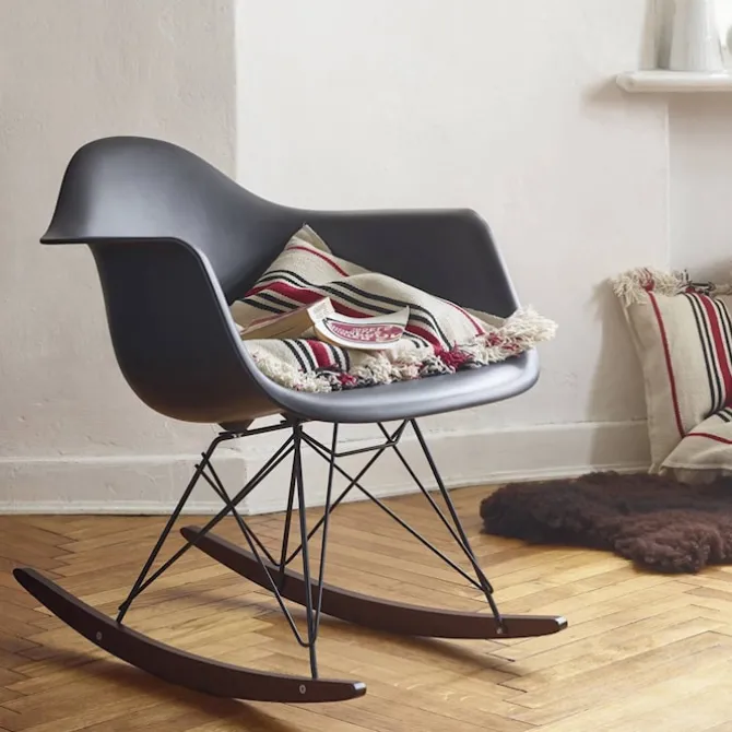 Eames RE Plastic Armchair RAR gyngestol Basic Dark/Golden Maple