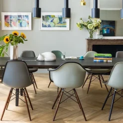 Eames RE Plastic Armchair DAW spisestuestol Black Maple
