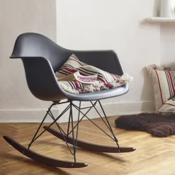 Eames RE Plastic Armchair RAR gyngestol Basic Dark/Dark Maple