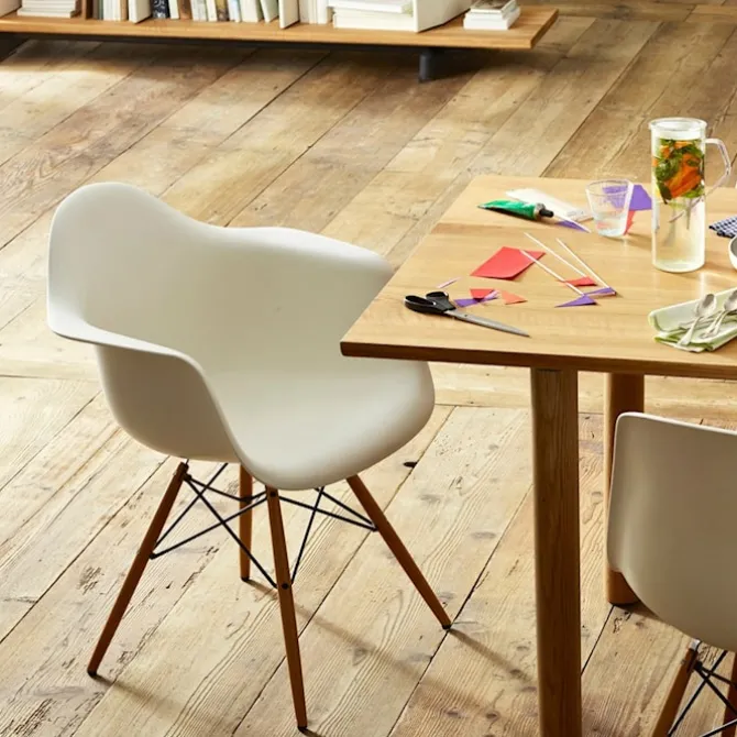 Eames RE Plastic Armchair DAW spisestuestol Dark Maple