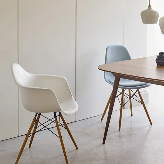 Eames RE Plastic Armchair DAW spisestuestol Dark Maple