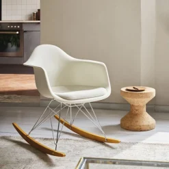 Eames RE Plastic Armchair RAR gyngestol Basic Dark/Golden Maple