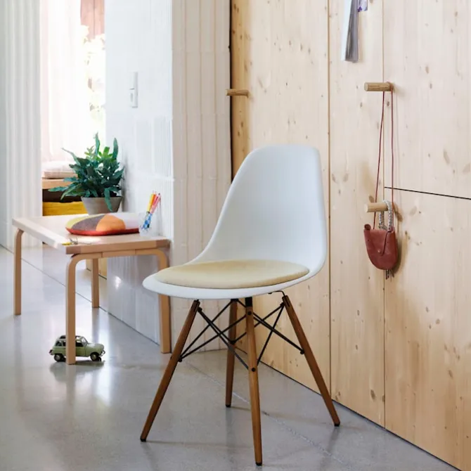 Eames RE Plastic Chair DSW stol Dark Maple