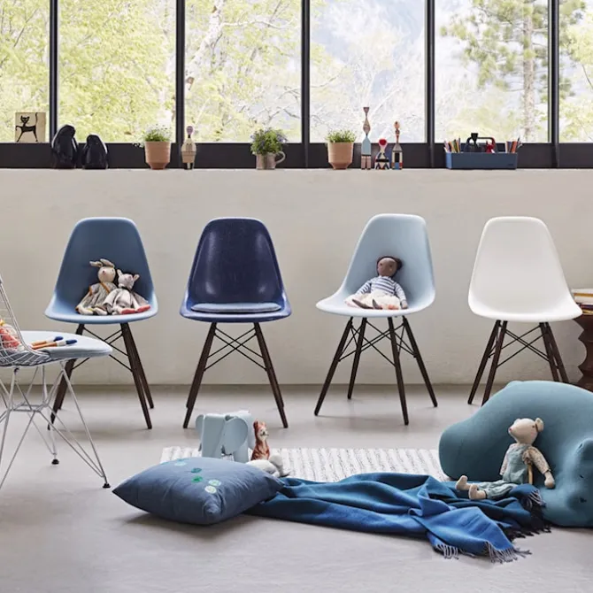 Eames RE Plastic Chair DSW stol Dark Maple
