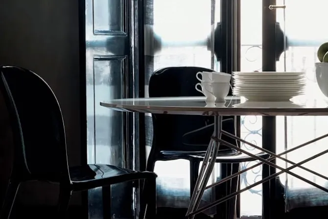 Glossy Round Table