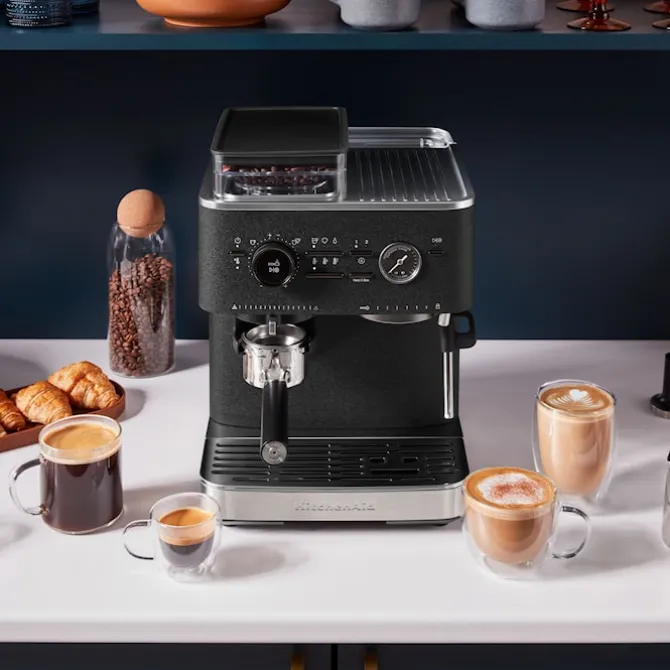 Halvautomatisk espressomaskin med kvern støpejern sort 5KES6551EBK