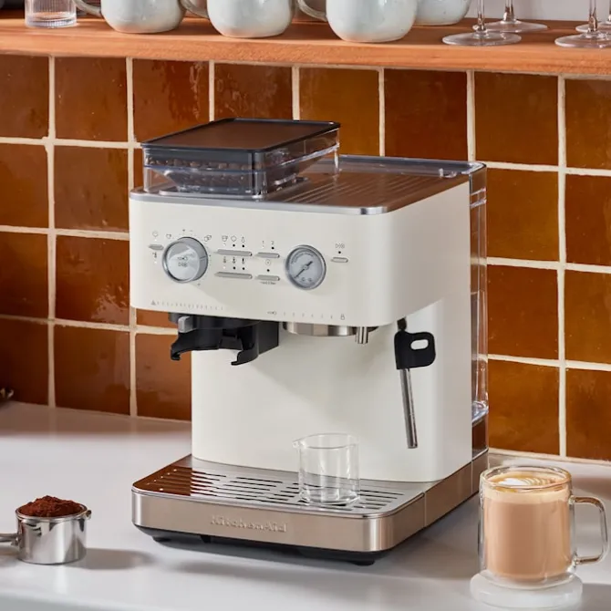 Halvautomatisk espressomaskin med kvern porselen hvit 5KES6551EPL