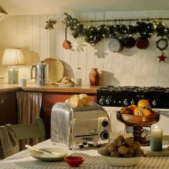 Klassisk brødrister vannkoker og toaststativ