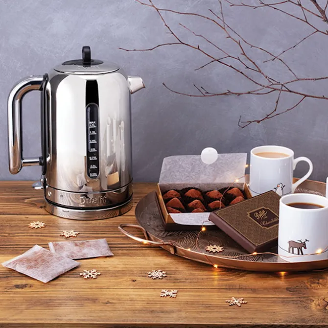 Klassisk brødrister vannkoker og toaststativ