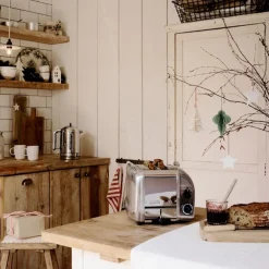 Klassisk brødrister vannkoker og toaststativ