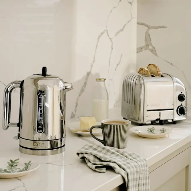 Klassisk brødrister vannkoker og toaststativ