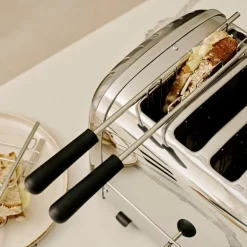 Klassisk brødrister vannkoker og toaststativ