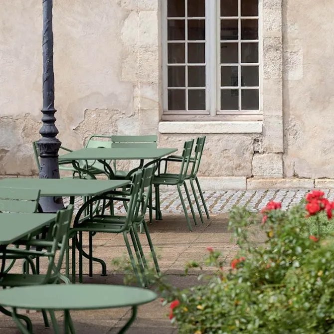Opera+ Pedestal Table