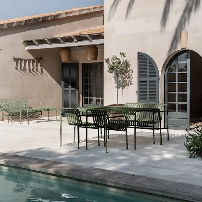 Palissade spisestue med bord, hagebenk og 2 lenestoler